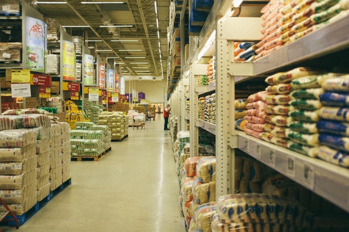 Anaqueles de almacén con abarrotes empacados para distribución