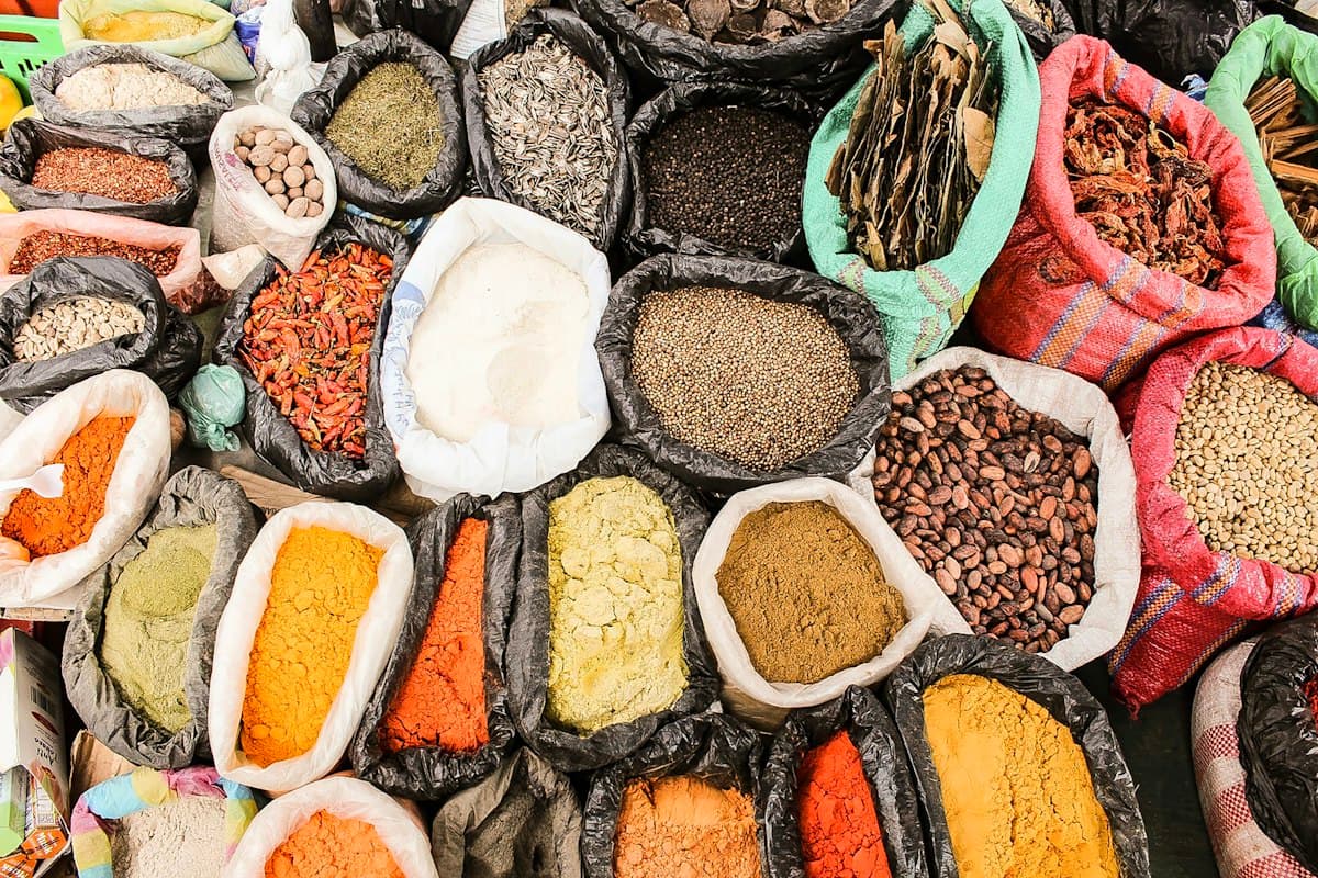 Costales con chiles secos, granos y especias a granel